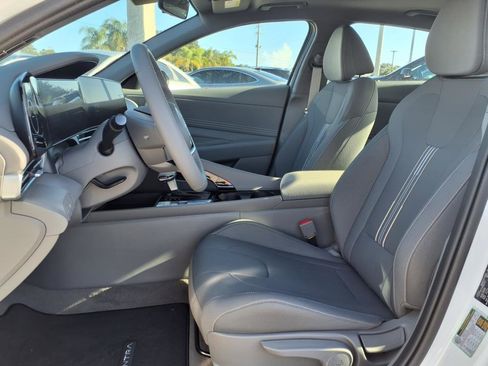 New 2025 Hyundai Elantra SEL image 9