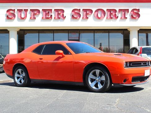 Used 2019 Dodge Challenger SXT image 1