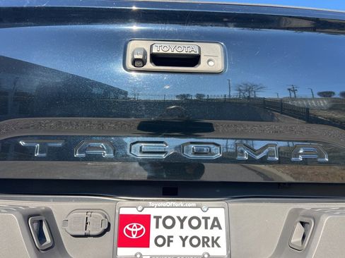 Used 2018 Toyota Tacoma TRD Sport image 17