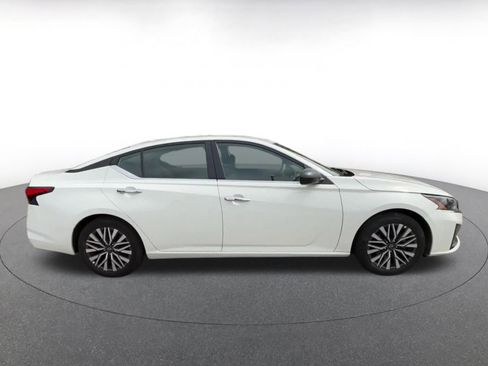 Used 2025 Nissan Altima 2.5 SV FWD image 16