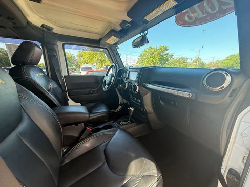 Used 2015 Jeep Wrangler Unlimited Sahara w/ Dual Top Group AWD/4WD image 13