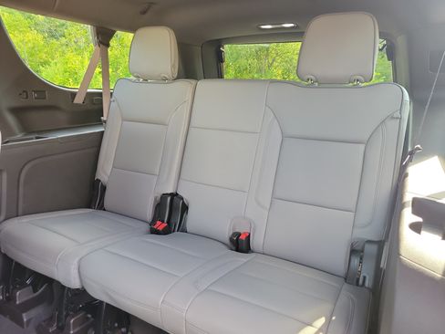 Used 2024 GMC Yukon XL SLT w/ SLT Luxury Package AWD/4WD image 17