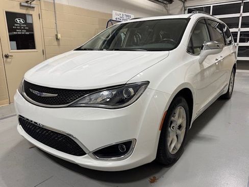 Used 2020 Chrysler Pacifica Limited image 2