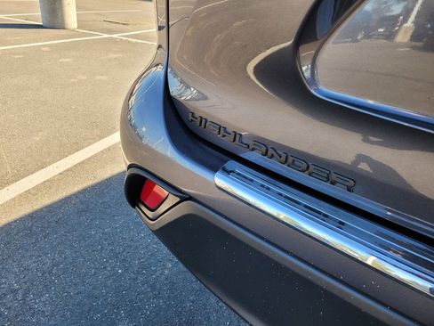 Used 2022 Toyota Highlander XLE image 6