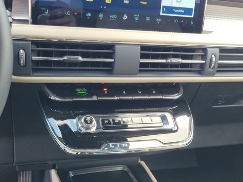 Used 2025 Lincoln Corsair AWD w/ Rear Removable Package Tray image 28