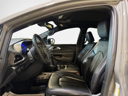 Used 2022 Chrysler Pacifica Touring-L w/ Uconnect Theater Family Group image 12