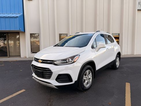 Used 2017 Chevrolet Trax LT w/ LT Convenience Package image 4