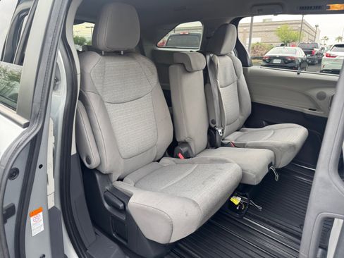 Certified 2023 Toyota Sienna LE FWD image 18