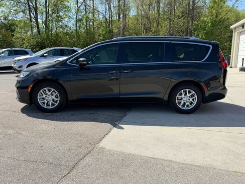 Used 2021 Chrysler Pacifica Touring-L image 10