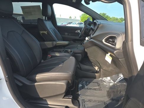 New 2027 Chrysler Pacifica Select AWD/4WD image 32