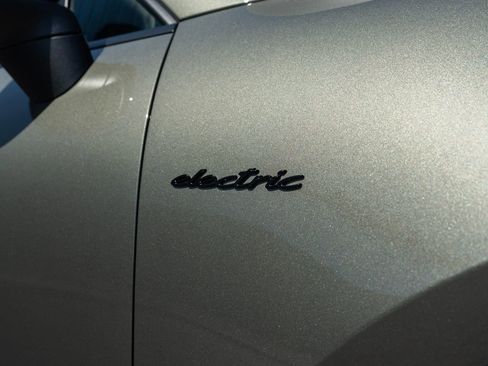 New 2026 Porsche Macan 4 Electric image 16