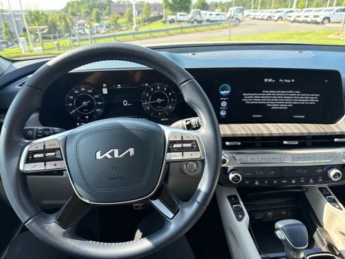 Used 2025 Kia Telluride SX w/ SX Captain's Chair Package FWD image 14