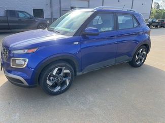 Used 2024 Hyundai Venue SEL video 1