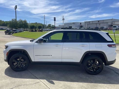 Used 2023 Jeep Grand Cherokee Altitude AWD/4WD image 6