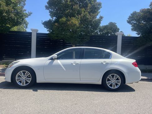Used 2015 INFINITI Q40 w/ Navigation Package RWD image 2