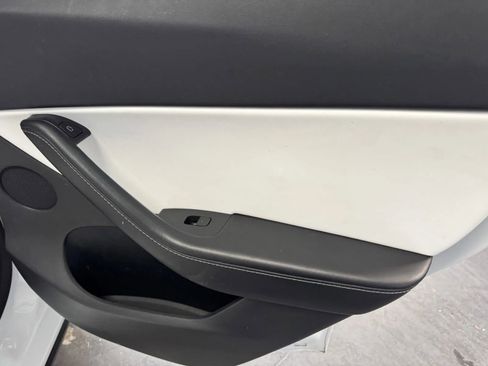 Used 2021 Tesla Model Y Long Range image 9