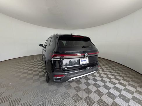 Used 2025 Volkswagen Taos SE AWD/4WD image 11