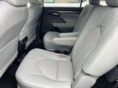 New 2026 Toyota Highlander Platinum image 19