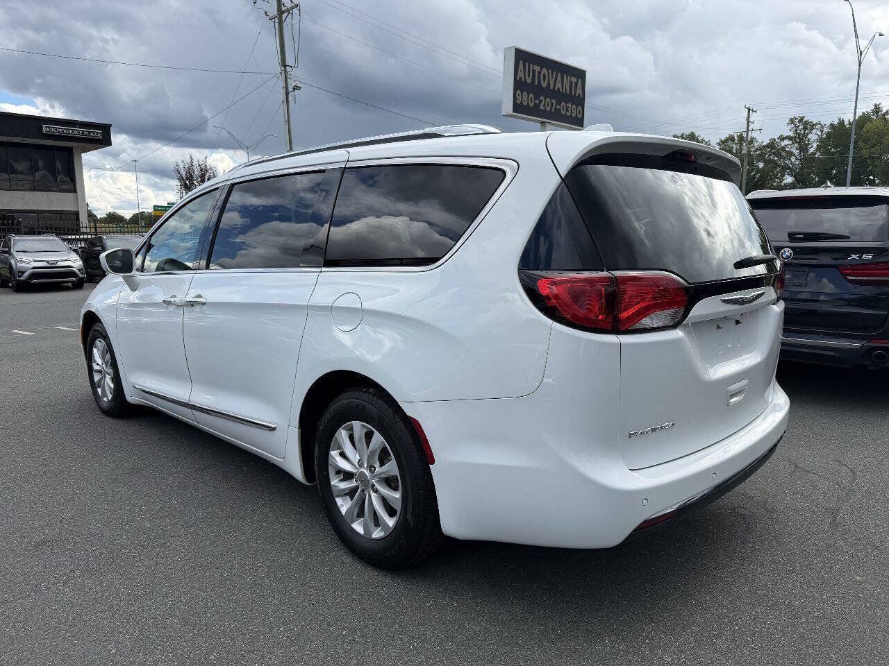 Used 2018 Chrysler Pacifica Touring-L FWD image 6