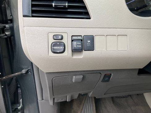 Used 2014 Toyota Sienna XLE image 10