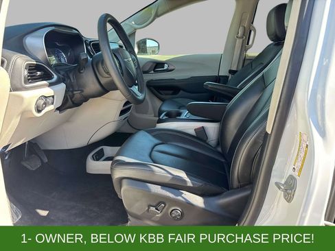 Used 2024 Chrysler Pacifica Limited FWD image 9