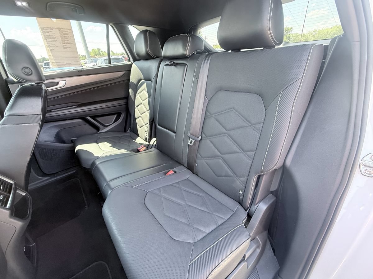 Used 2024 Volkswagen Atlas Cross Sport SE FWD image 17