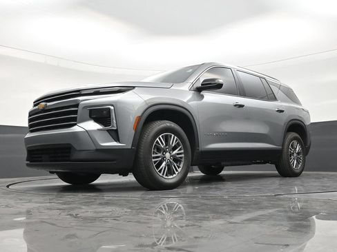 Used 2026 Chevrolet Traverse LT FWD image 18