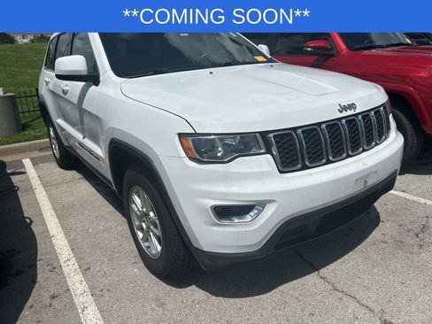 Used 2018 Jeep Grand Cherokee Laredo AWD/4WD image 3