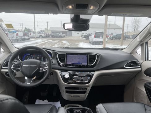 Used 2024 Chrysler Pacifica Touring-L image 28