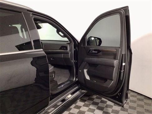 Used 2025 Chevrolet Suburban High Country image 34