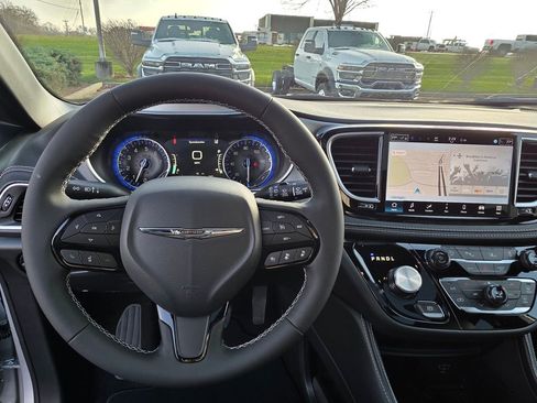 New 2026 Chrysler Pacifica Limited image 15