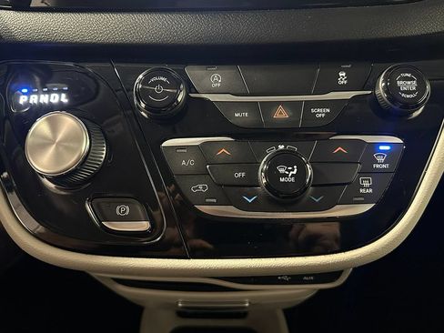 Used 2020 Chrysler Voyager Lxi FWD image 34