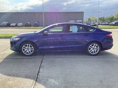 Used 2015 Ford Fusion SE FWD image 2