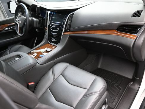 Used 2020 Cadillac Escalade Premium Luxury AWD/4WD image 37