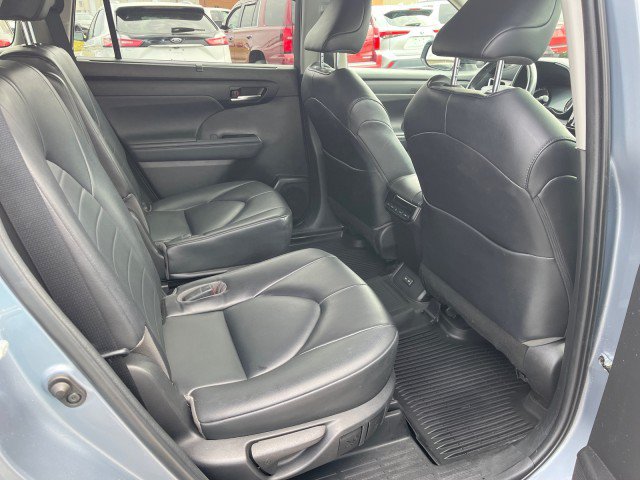 Used 2022 Toyota Highlander XLE FWD image 18