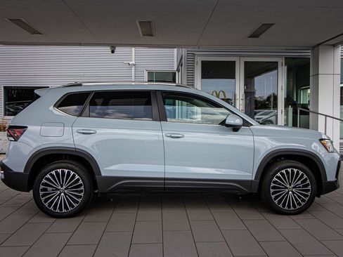 Certified 2025 Volkswagen Taos SE image 3