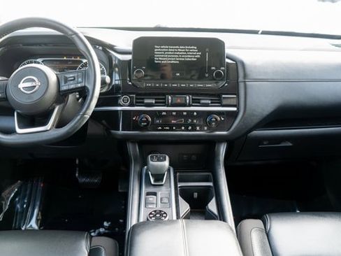 Used 2024 Nissan Pathfinder SL w/ Black Appearance Package image 15