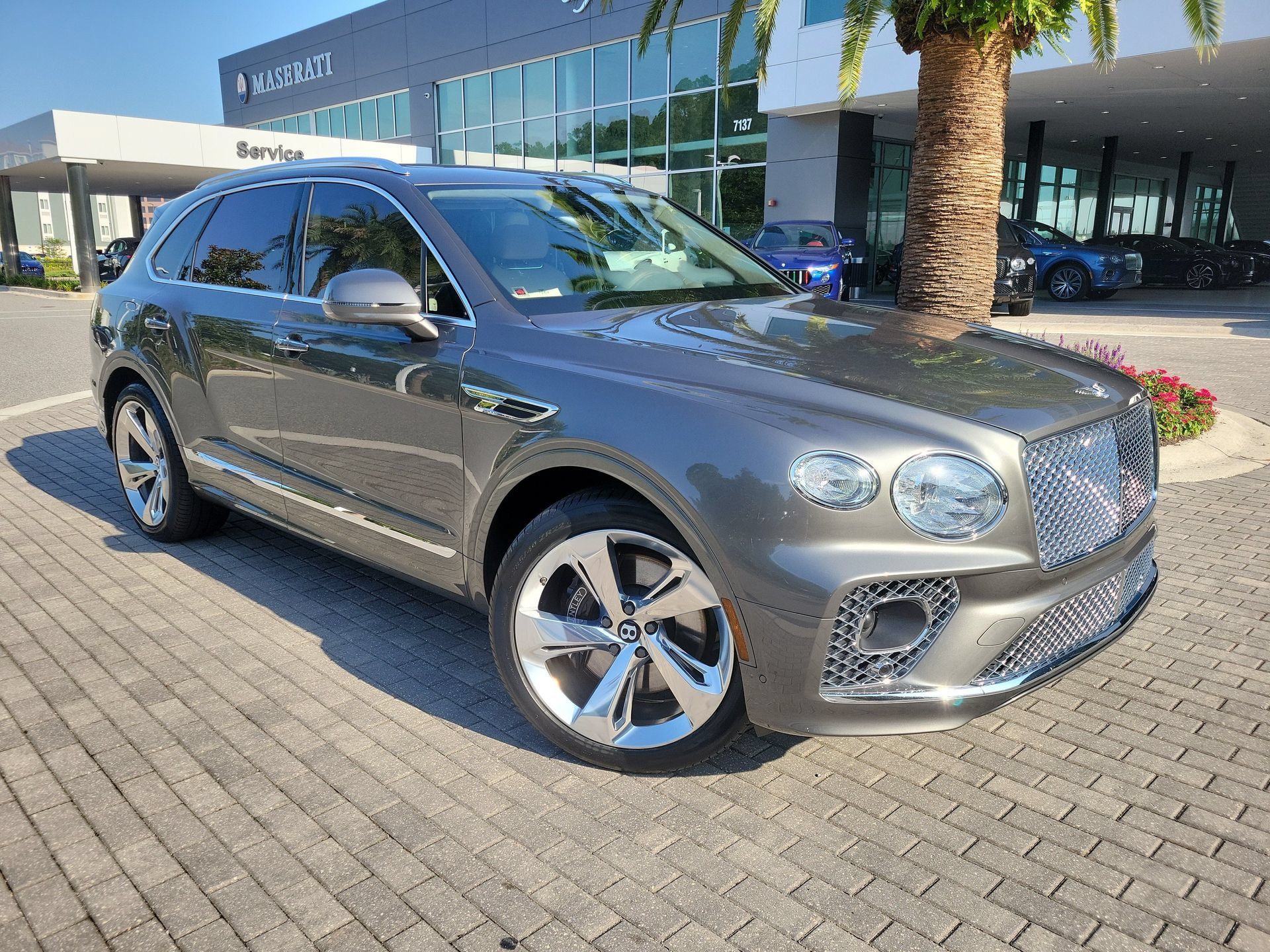 Certified 2023 Bentley Bentayga Plug-In Hybrid AWD/4WD image 9
