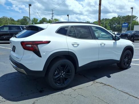 New 2026 Chevrolet Trax ACTIV w/ Sunroof Package FWD image 3