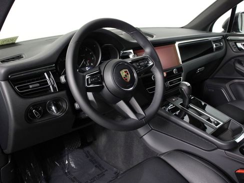 Certified 2025 Porsche Macan AWD/4WD image 4