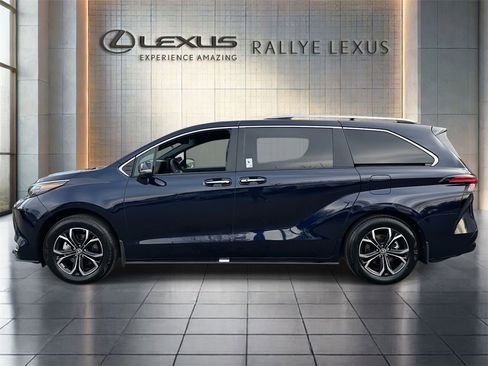 Used 2025 Toyota Sienna Platinum image 6