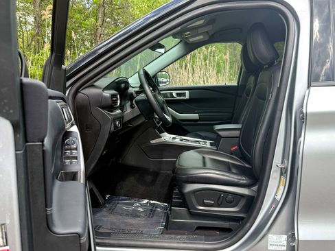 Certified 2024 Ford Explorer XLT w/ Equipment Group 202A AWD/4WD image 19