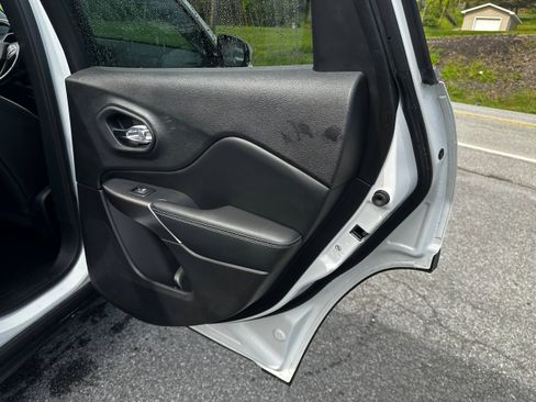Used 2019 Jeep Cherokee Latitude Plus w/ Cold Weather Group AWD/4WD image 13