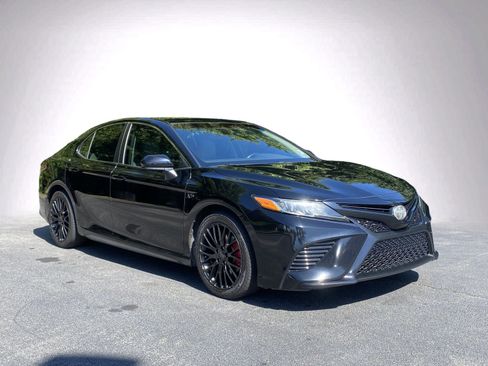 Used 2018 Toyota Camry SE FWD image 2