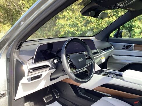 New 2026 Cadillac Vistiq Luxury w/ LPO, Floor Liner Package image 19