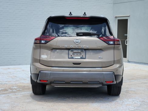 Used 2025 Nissan Rogue SL w/ Tech Package FWD image 7