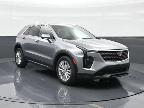 Certified 2024 Cadillac XT4 Luxury w/ Cold Weather Package FWD image 4