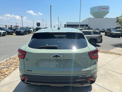 Used 2024 Chevrolet Trax RS w/ Sunroof Package FWD image 7