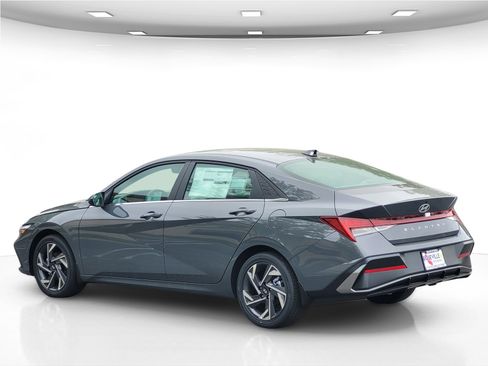 New 2025 Hyundai Elantra SEL image 5