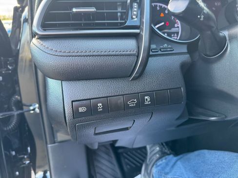 Used 2020 Toyota Camry XLE image 11